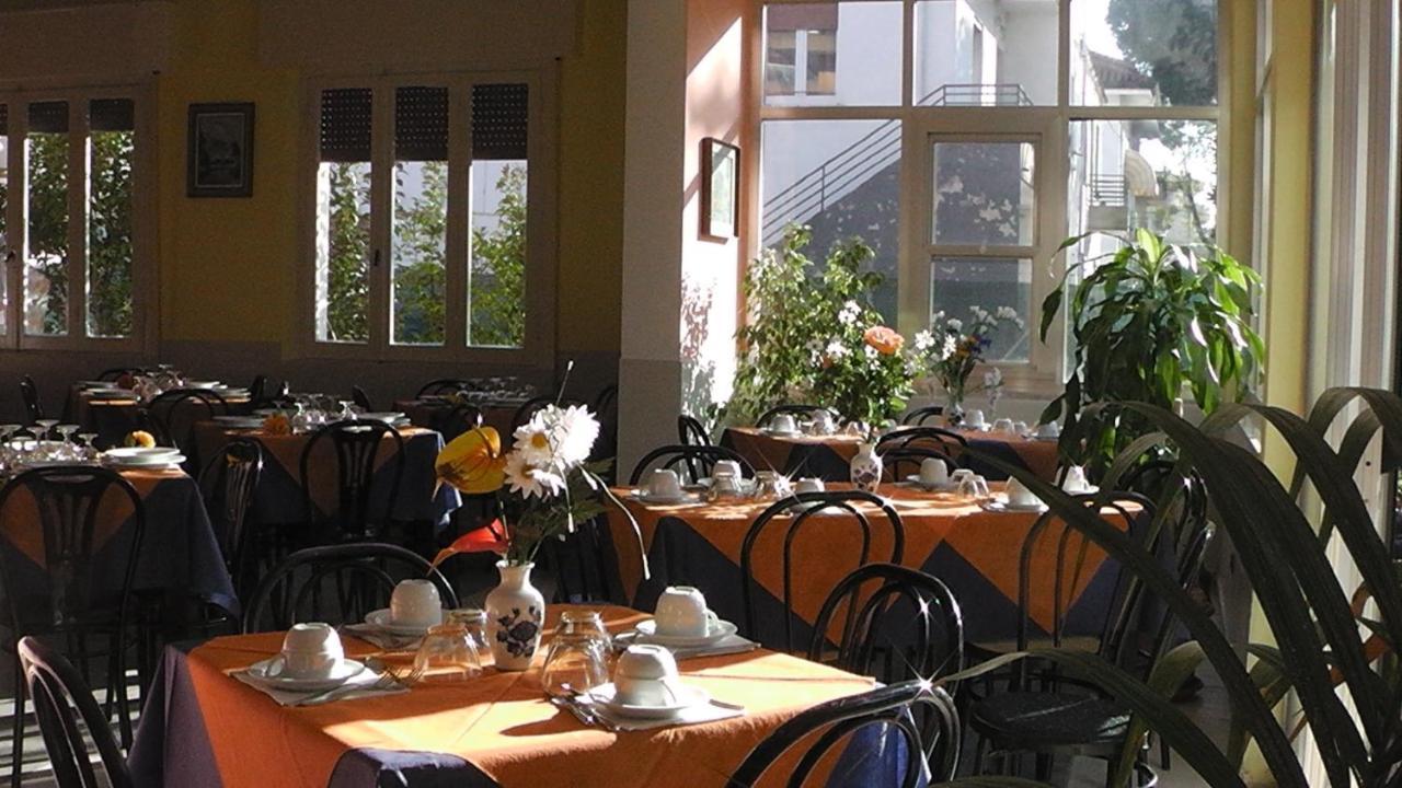 Hotel Villa Lorena Rimini Exterior photo