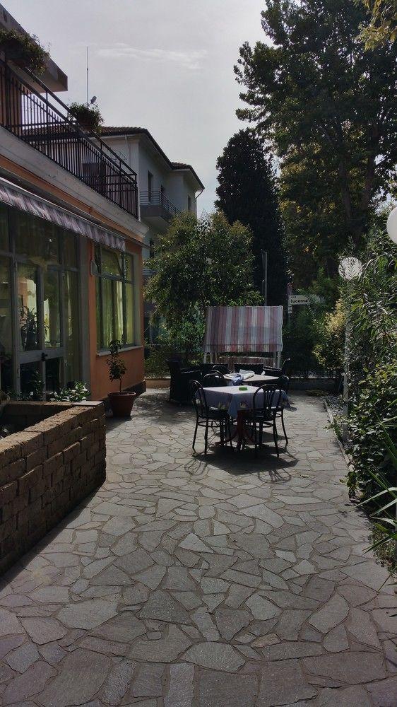 Hotel Villa Lorena Rimini Exterior photo